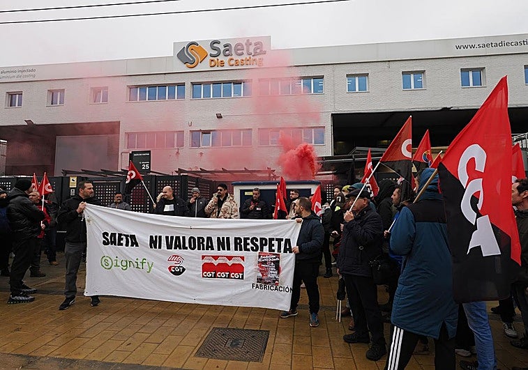 Trabajadores de Saeta se movilizan contra los «injustos» despidos de diez compañeros